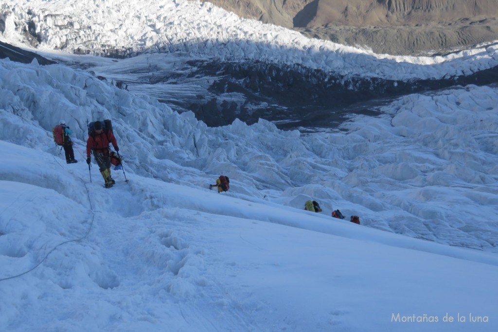 Pasando más grietas después de la gran grieta en el Glaciar Lenin