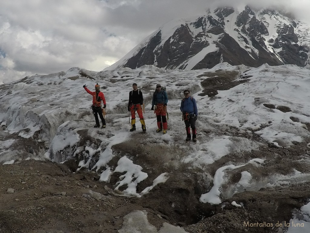 Prácticas en el Glaciar Lenin, de izquierda a derecha: Divi el guia, Javi, Joaquín y Stephen