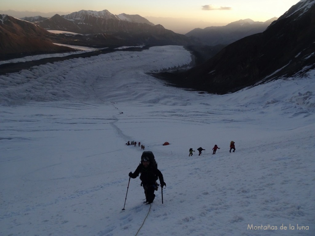 Subiendo por el Glaciar Lenin, más grupos por el glaciar