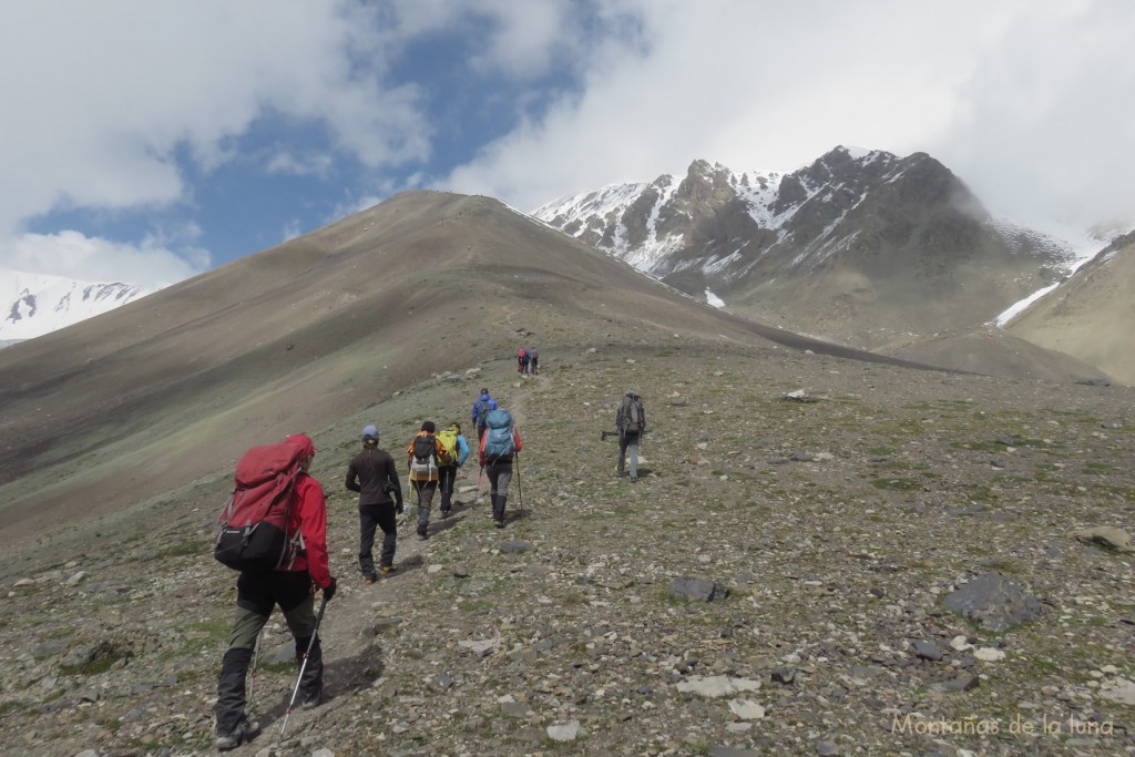 Subiendo por la morrena hacia el pico Yukhin