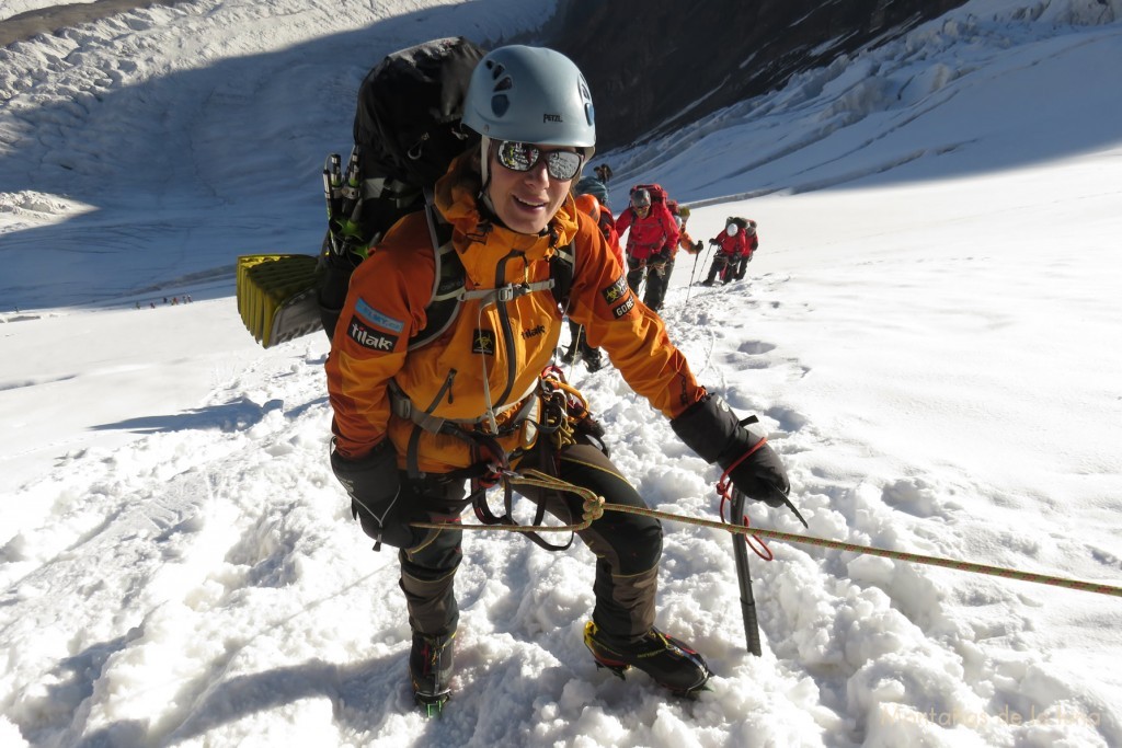 Teresa en mitad del Glaciar Lenin subiendo al Campo 2