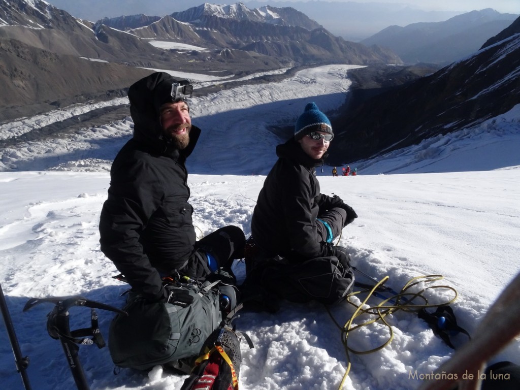 Tom y Hans descansando en mitad de la subida al Campo 2