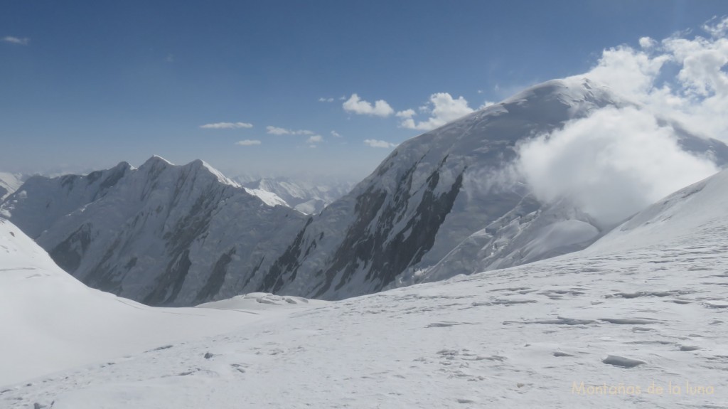 A la derecha el Dzerzhinsky y las fabulosas montañas del Pamir