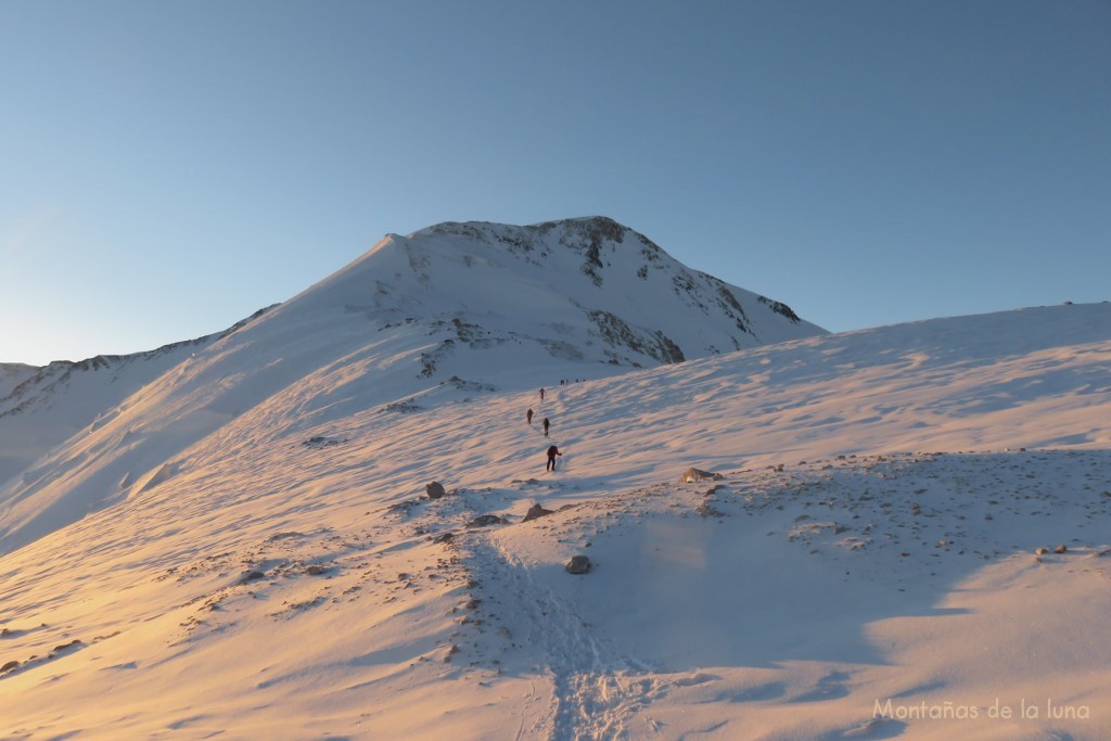 Amanece en el Pico Lenin, zona de 6.500 mts.