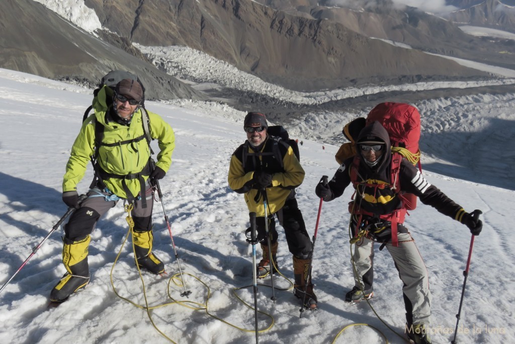 Descanso en la subida al Campo 2. De izquierda a derecha: Javi, Luis y "batman" (el guía nepalí)