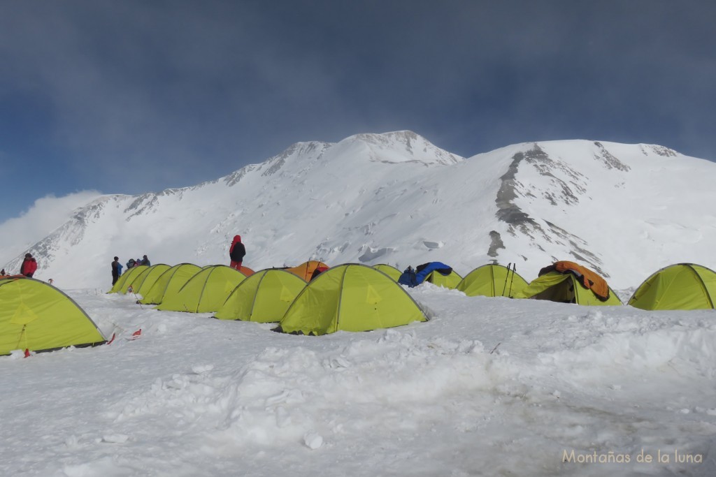 El Campo 3 con la cima del Pico Lenin arriba (loma más alta de la izquierda)