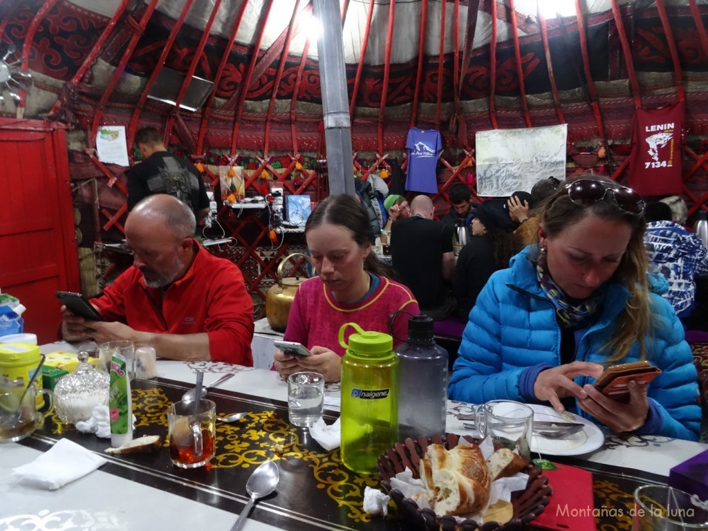 Luis, Tereza e Iveta en la yurta comedor