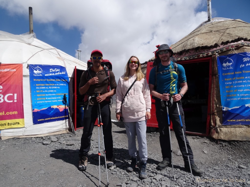 Ray y Hans con Anastasia (jefa del Campo 1), no podrán hacer el ataque al Pico Lenin