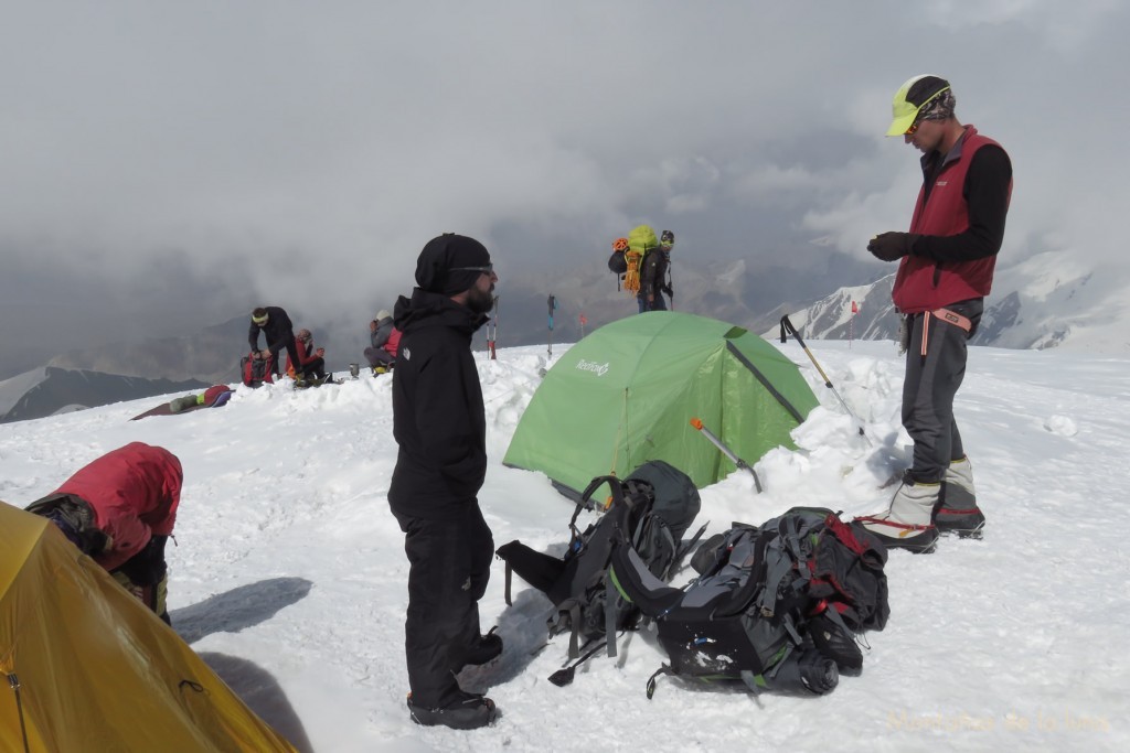 Tom en el Campo 3 junto con el chico alto del walkie, al fondo Didi con la mochila a punto de bajar al Campo 2