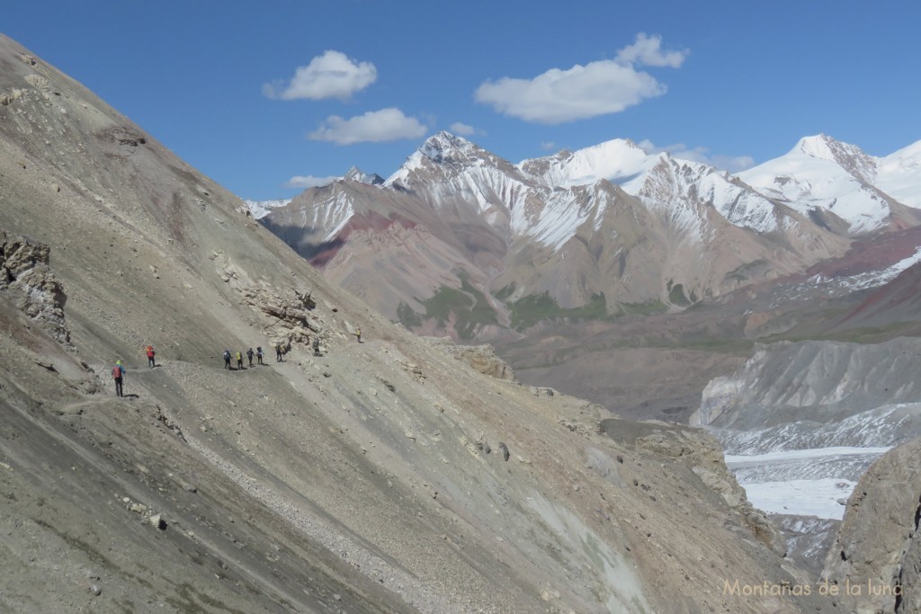 Senda de bajada hacia el Puteshestvennikov Pass