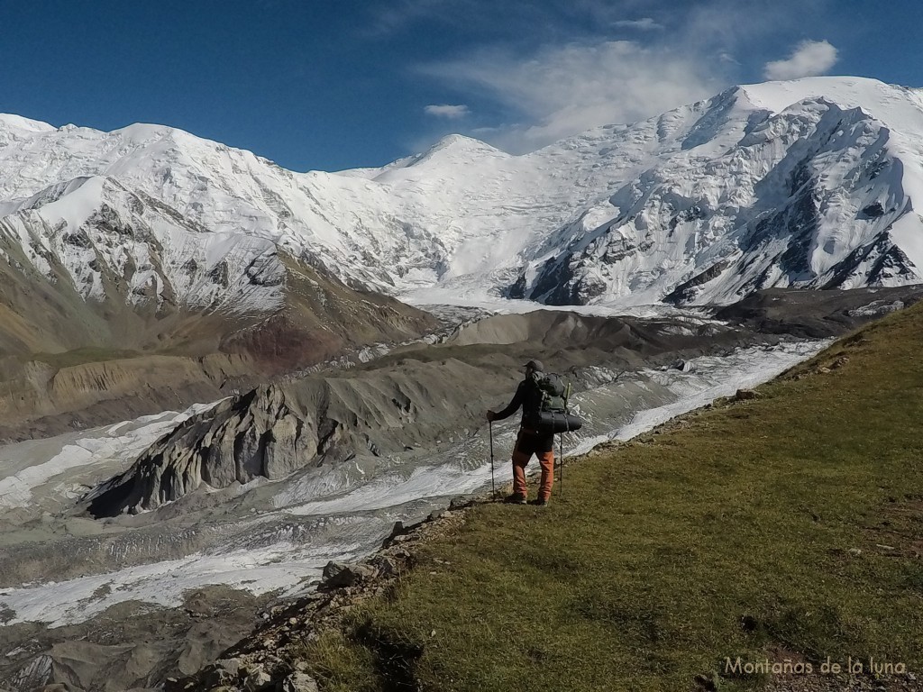 Delante Joaquín sobre el Glaciar Lenin y al fondo el Krylenko Pass