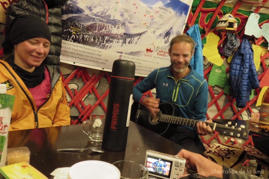 Ilan tocando la guitarra con Tereza en la yurta comedor