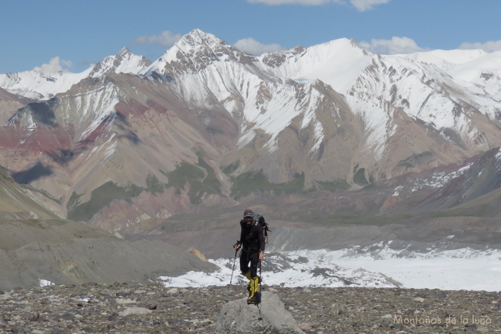 Javi posando con las montañas del Pamir