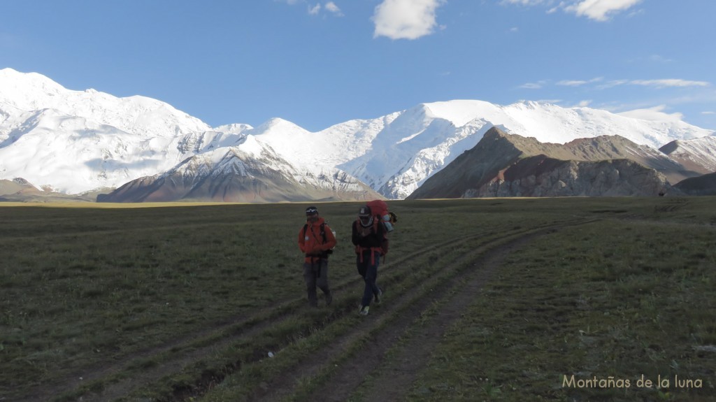 Los guías nepalíes en el campo de cebollas camino del Campo Base