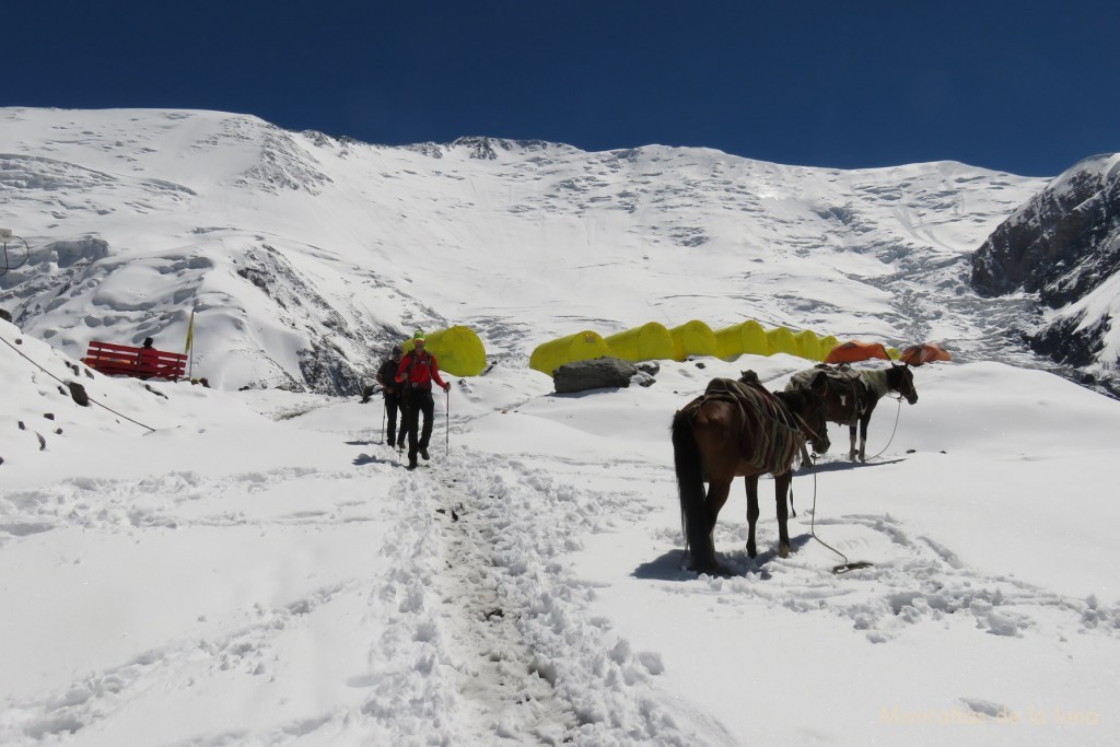 Saliendo del Campo 1, arriba el Pico Lenin