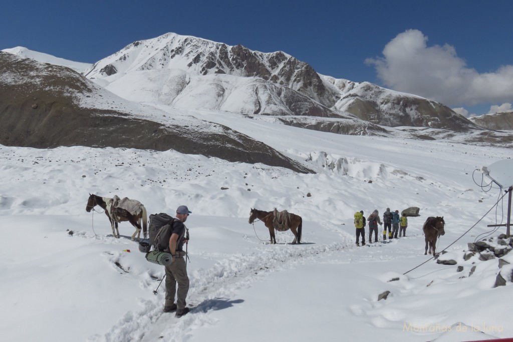 Saliendo del Campo 1, delante Dimitri, arriba el pico Yukhin