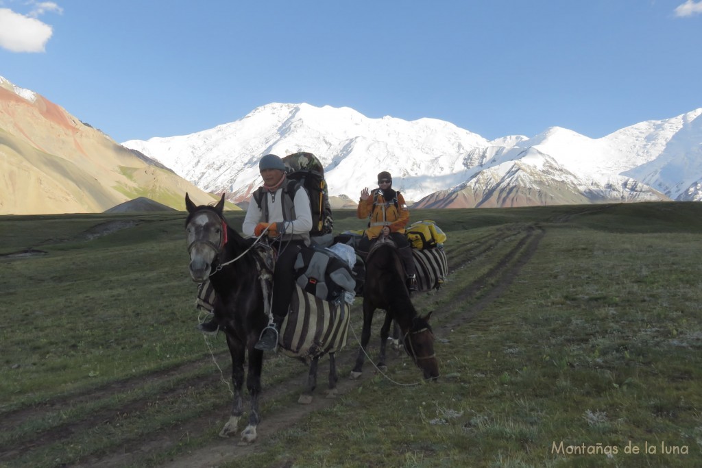 Tereza en el caballo llegando al Campo Base