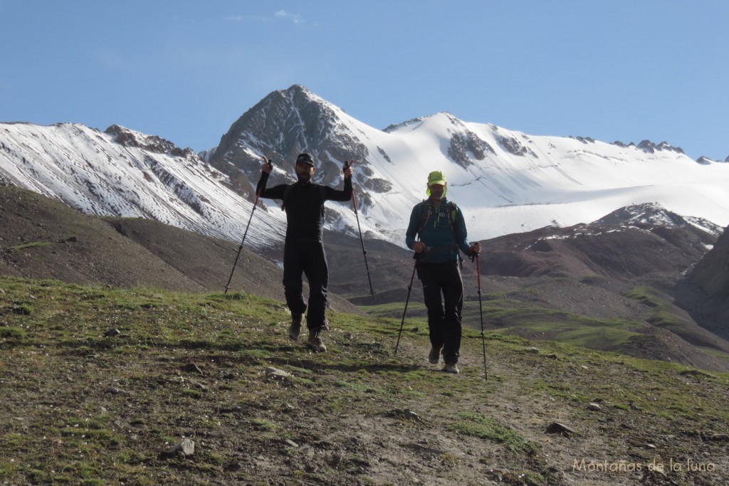 Tom e Ilan bajando del Puteshestvennikov Pass