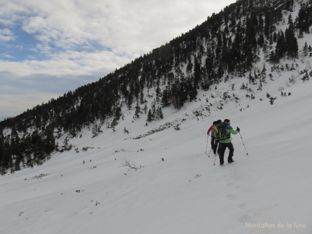 Abundante nieve en la pista camino del Ras del Prat Cabrera