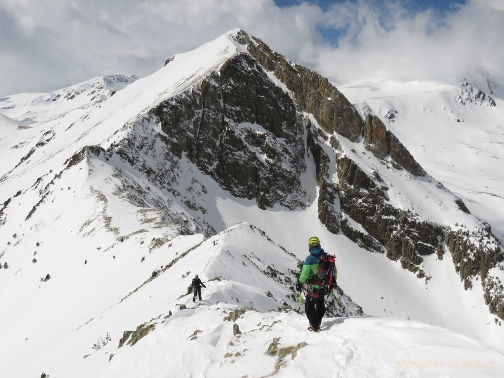 Bajando al collado entre los 2 Gra de Fajol, delante unos de los alpinistas que subian por el corredor