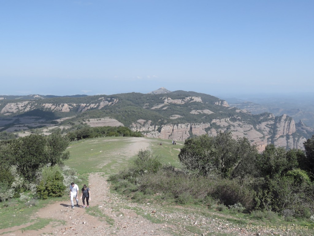 Bajando de La Mola al fondo el Montcau