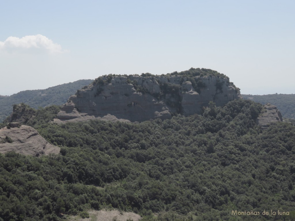 El Castellsapera desde el Turó de La Pola o del Coll de Les Tres Creus