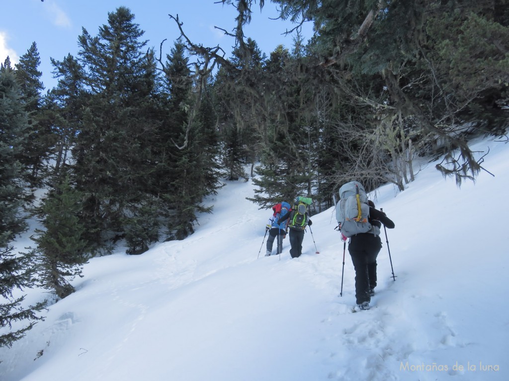 La nieve comienza a ser abundante camino del Refugio de Cortalets