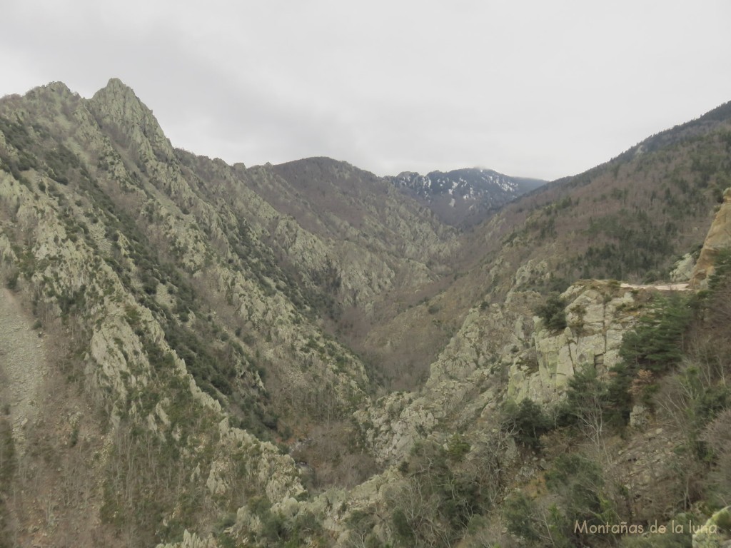 Valle por el transcurre la pista que baja a Mas Malet