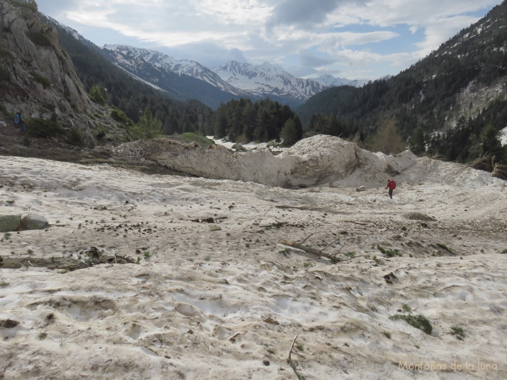 Saliendo del Refugio de Estós, atravesándo el alud caído en medio del recorrido