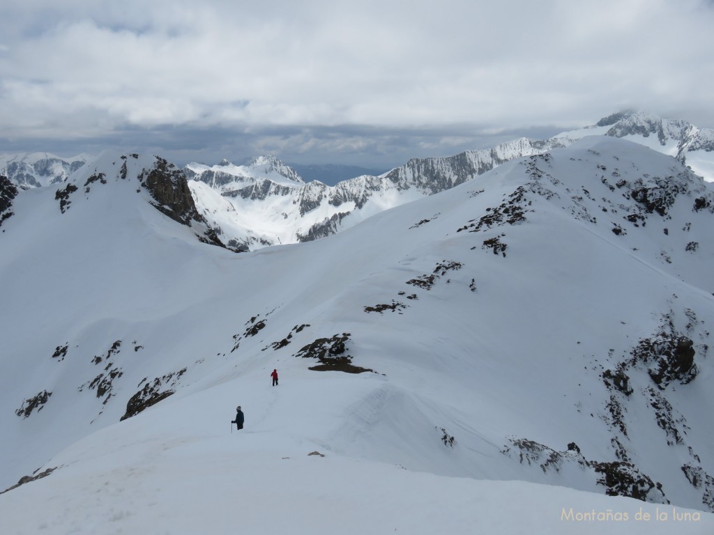 A la izquierda el Pico Gías y a la derecha el Carabide Occidental, detrás de éste el Posets