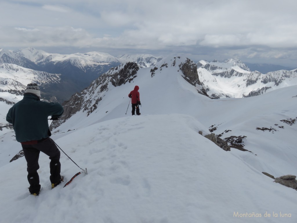 Bajando del Clarabide Oriental hacía el Carabide Occidental, delante el Pico Gías