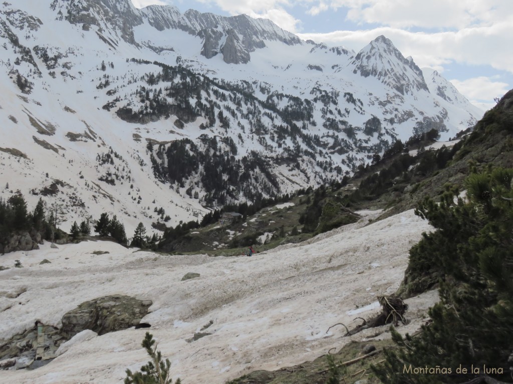 Camino del Refugio de Estós con la Agulla de La Paul a la derecha y el pico de Bardamina arriba en el centro