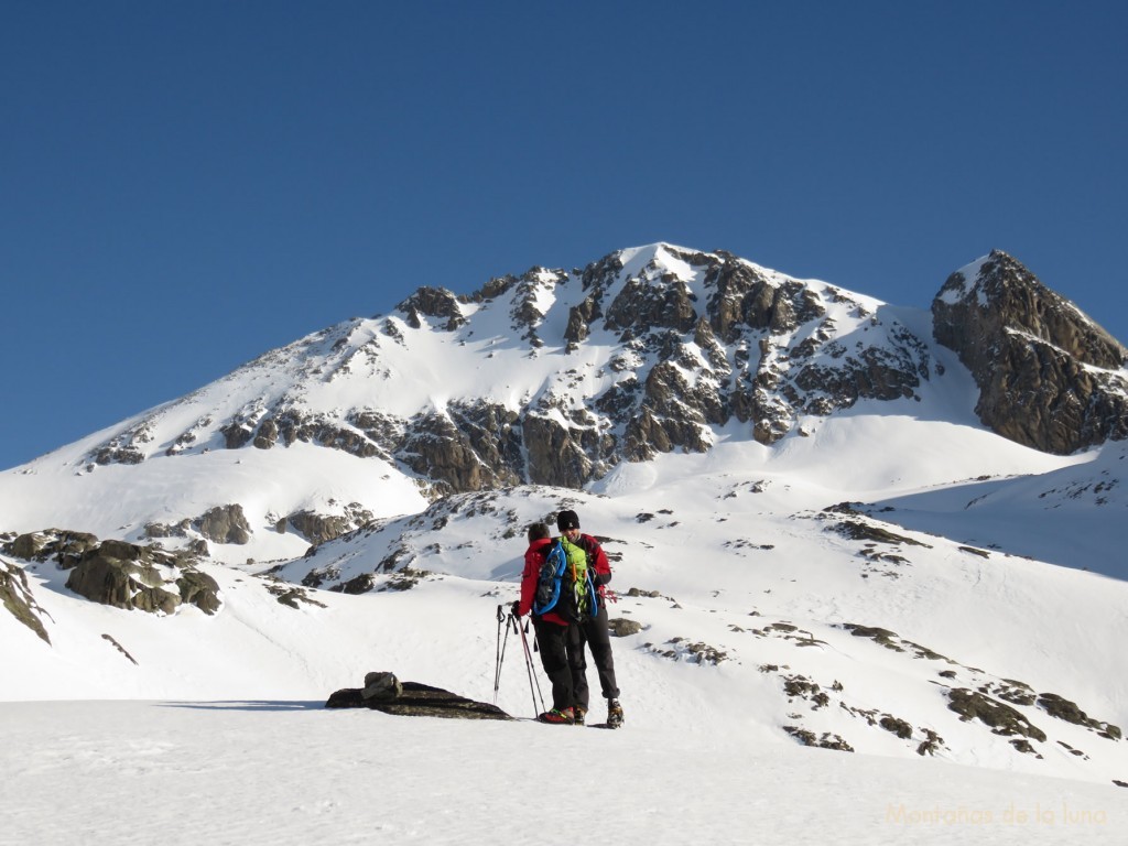 Detrás el Gourgs Blancs y el Pico Jean Arlaud a la derecha