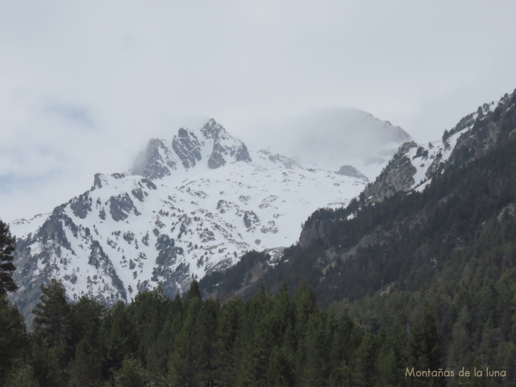 La Cresta de La Tuca de Gargallosa y detrás cubierto el Perdiguero