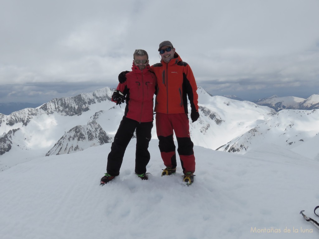 Luis y Joaquín en la cima del Clarabide Occidental, 3.006 mts