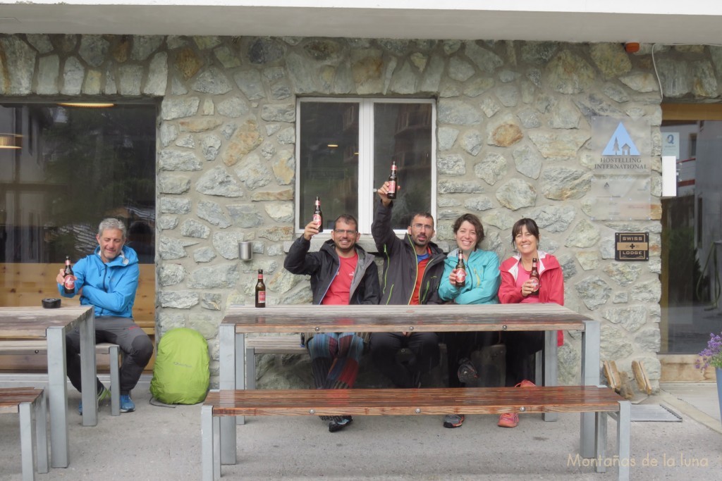 Albergue de Zermatt, de izquierda a derecha: Joaquín Murcia, Vicente, Roberto, Nuria y Tere