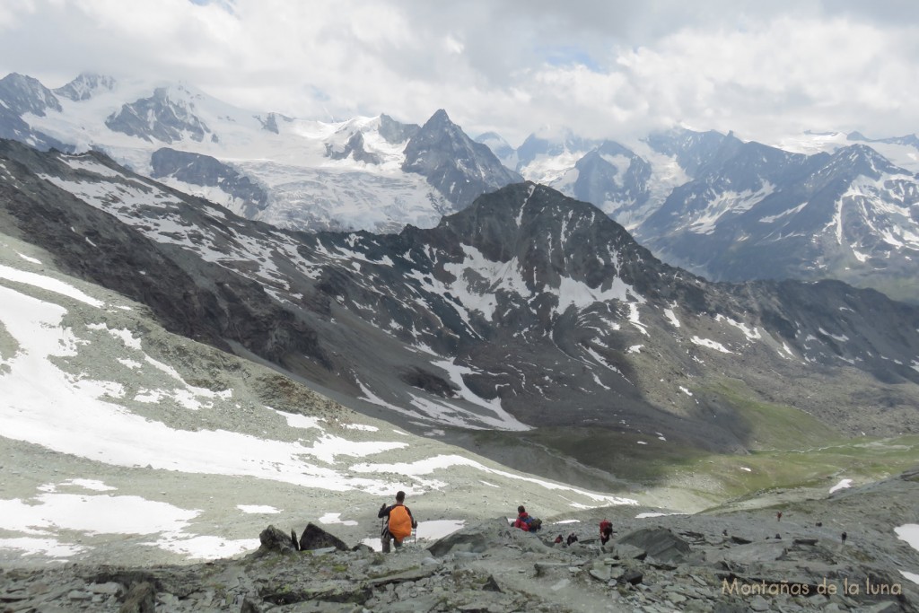 Bajando del collado de Tracuit, el Zinalrothorn cubierto a la izquierda, El Besso en el centro y el Pigne de La Lè a la derecha