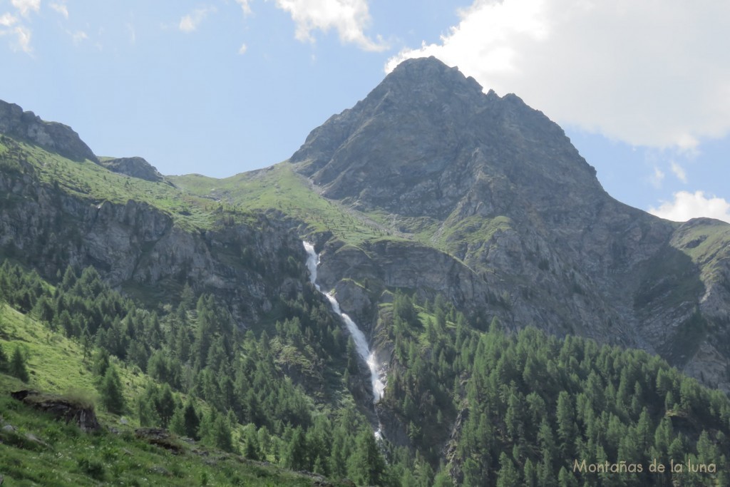 Cascada y arriba el Roc de La Vache