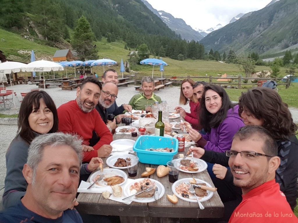 Cenando en el camping de Zinal, de izquierda a derecha: Joaquín Murcia, Tere, David, Luis Guerrero, Joaquín Terrés, Luis Segura, Isa, Roberto, Leti, Nuria y Vicente