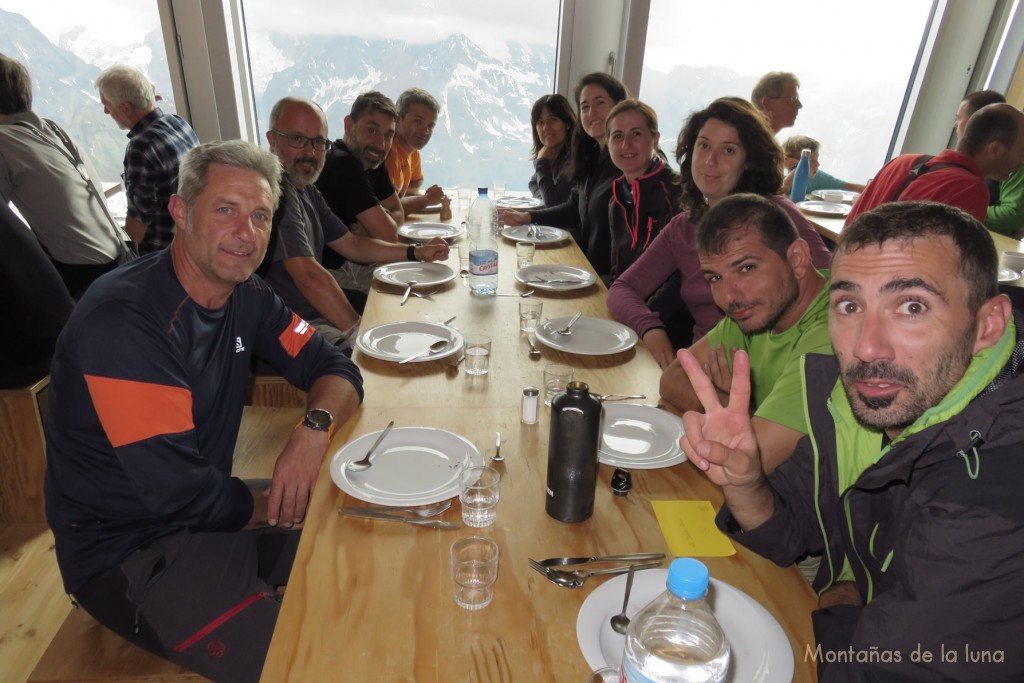 Cenando en el Refugio Cabaña de Tracuit, de izquierda a derecha: Joaquín Murcia, Luis Guerrero, David, Luis Segura, Tere, Leti, Isa, Nuria, Vicente Molina y Roberto