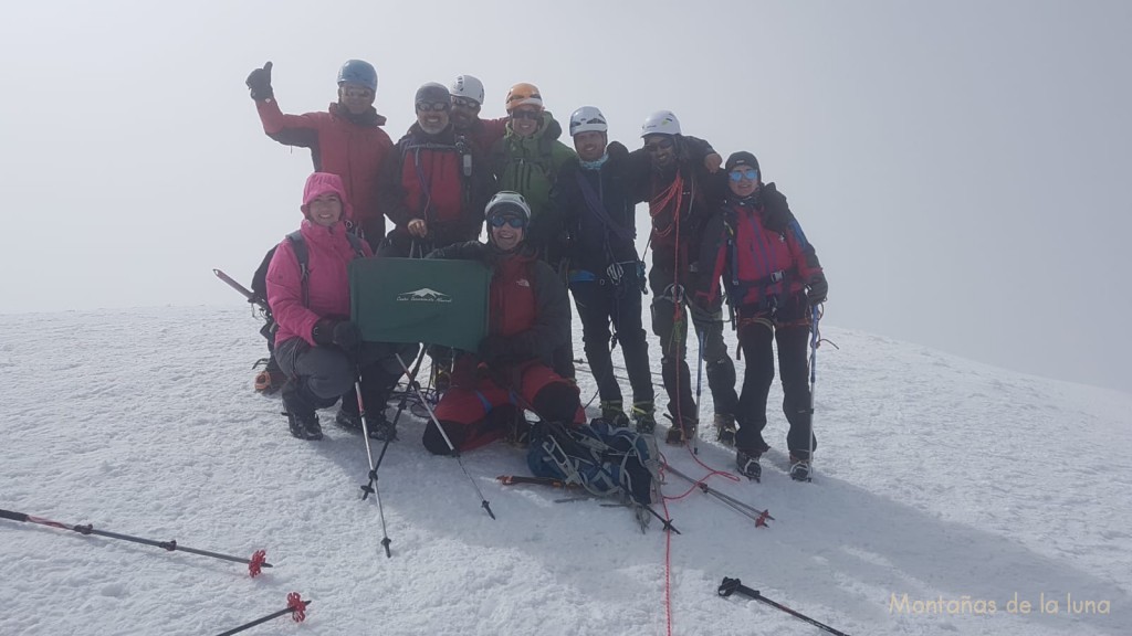 Cima del Bishorn, 4.153 mts., de izquierda a derecha y de arriba a abajo: Leti, Luis Segura, Luis Guerrero, David, Joaquín Terrés, Nuria, Vicente, Roberto e Isa