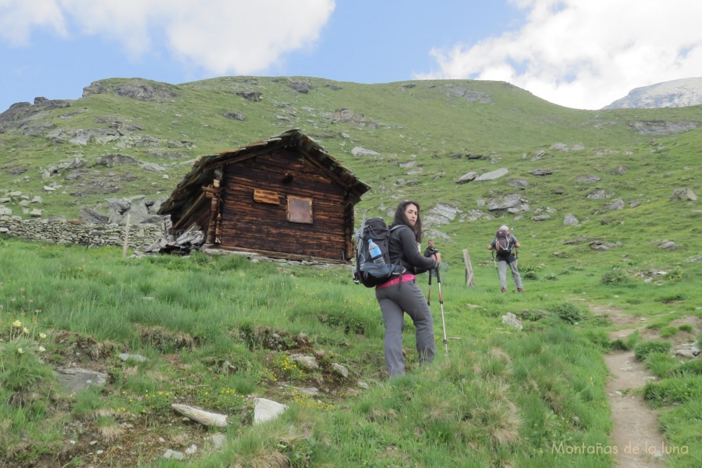 Delante Leti y la cabaña de Combautanna