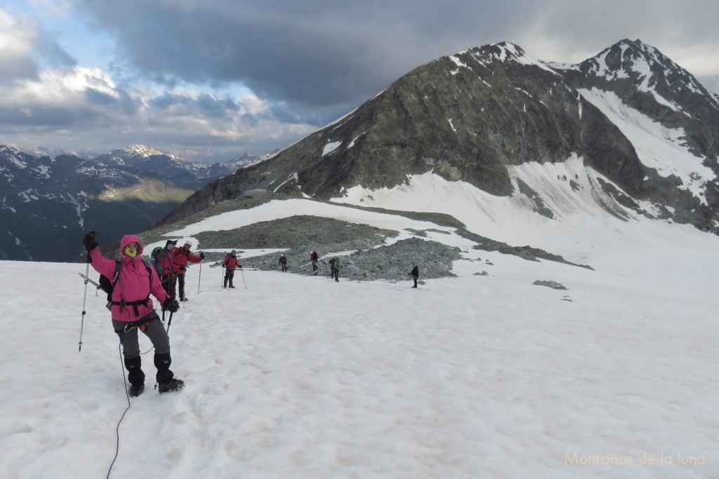 Entrando en el Glaciar Turtmann, detrás queda el Refugio Cabaña de Tracuit y el Diablon des Dames. Delante Leti