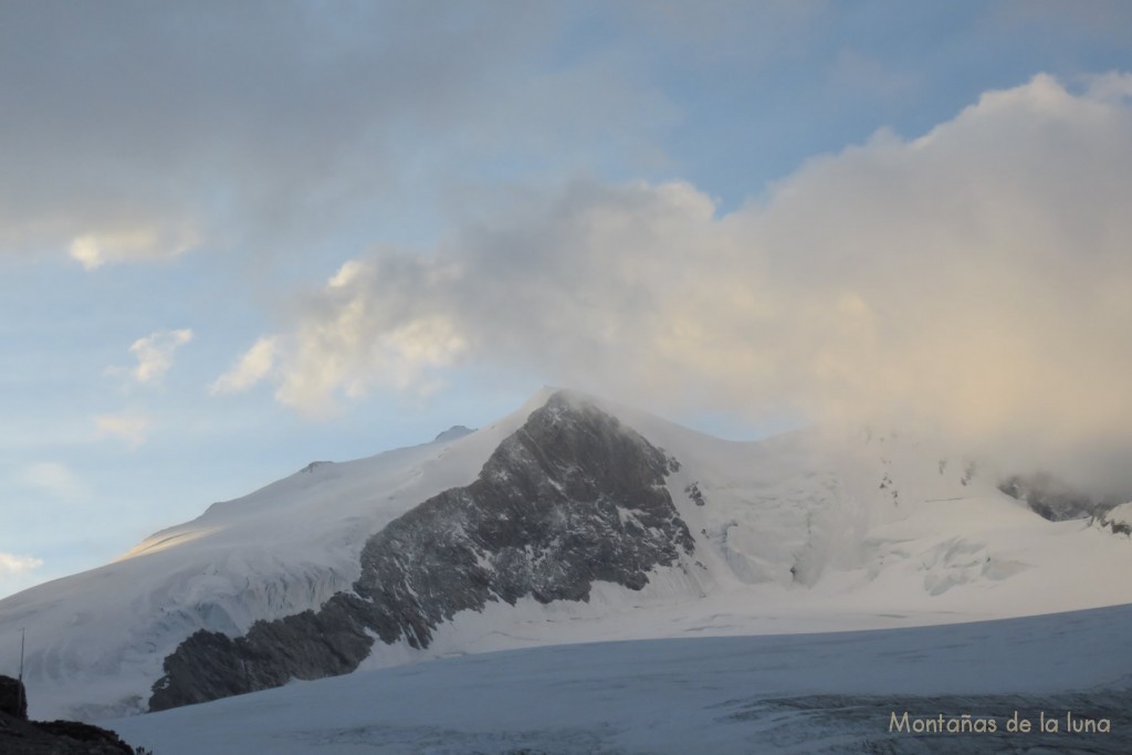 La cima del Bishorn en el centro, visto desde el Refugio Cabaña de Tracuit