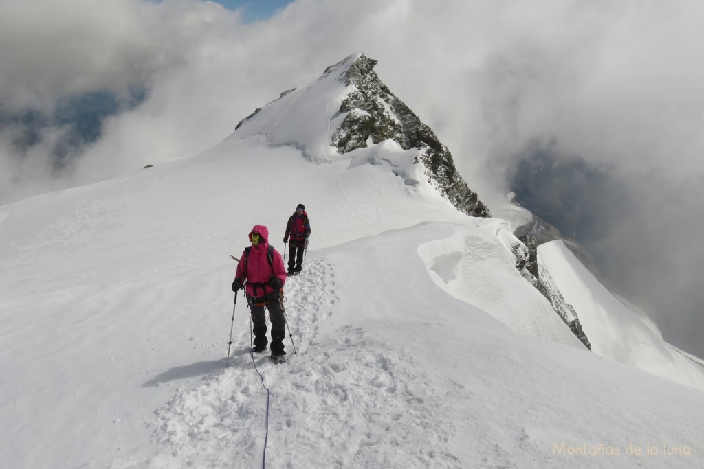 Leti e Isa llegando a la cima del Bishorn