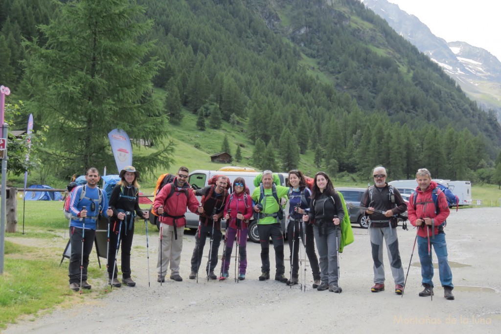 Salida hacia el Refugio Cabaña de Tracuit. De izquierda a derecha: Vicente Molina, Isa, David, Roberto, Tere, Joaquín Murcia, Nuria, Leti, Luis Guerrero y Luis Segura