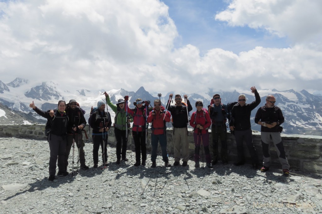 Saliendo del Refugio Cabaña de Tracuit hacia Zinal. De izquierda a derecha: Leti, Roberto, Vicente, Nuria, Isa, Luis Segura, David, Tere, Joaquín Terrés, Joaquín Murcia y Luis Guerrero