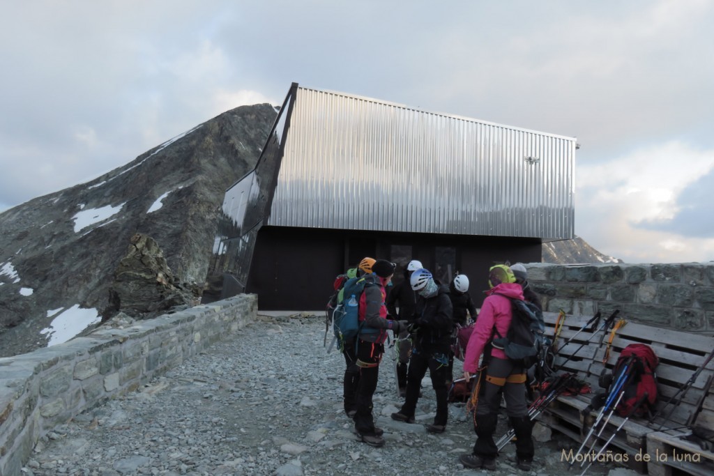 Saliendo del Refugio de Tracuit