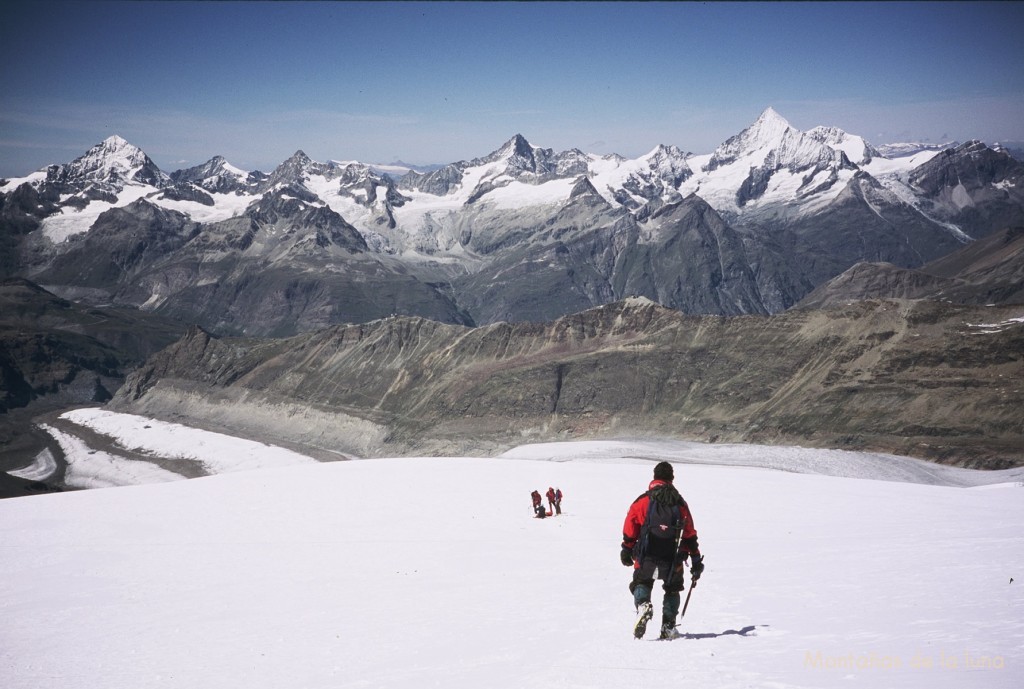 Delante Jesús bajando, abajo parte del Glaciar Gorner y al fondo de izquierda a derecha: el Dent Blanche, Ober Gabelhorn, Zinalrothorn y Weisshorn