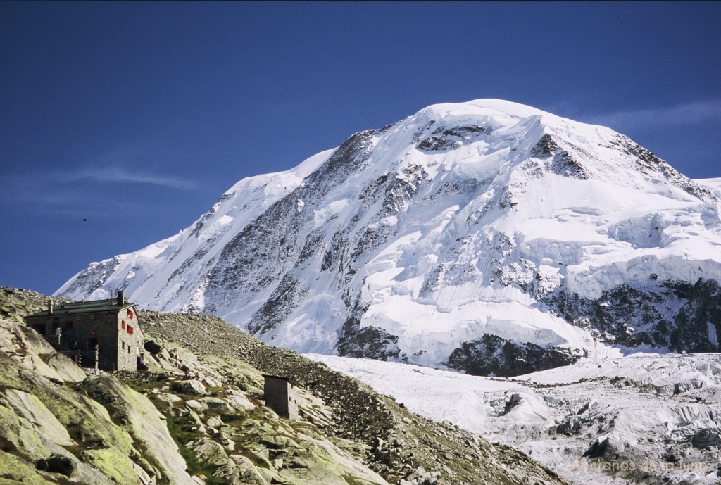 Llegando al Refugio de Monte Rosa con el Liskamm detrás